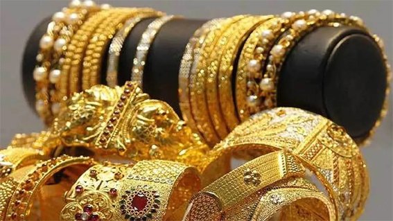 Gold Silver Price: सोने की कीमतें लगभग स्थिर, चांदी 230 रुपये कमजोर पड़ी