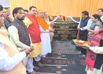 गोवर्धन में गृहस्थ संत गोलोकवासी सुरेश चंद्र अग्रवाल स्मृति द्वार का लोकार्पण