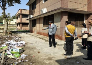 डीएम के औचक निरीक्षण से सदर तहसील में मचा हड़कंप, गंदगी देख तमतमाए लगाई अधिकारियों को कड़ी फटकार