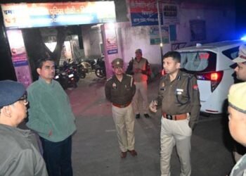 Mathura News: कांवड़ियों की सुरक्षा के लिए रात 2 बजे डीएम एसएसपी पहुंचे राया