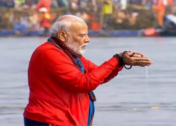 पीएम मोदी ने संगम में लगाई आस्था की डुबकी, मां गंगा का किया पूजन