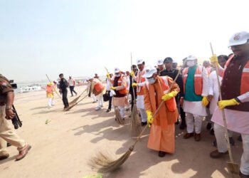 महाकुंभ में सीएम योगी ने  झाड़ू लगा कर किया स्वच्छता अभियान का शुभारंभ