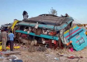 गुजरात : बस खाई में गिरने से पांच तीर्थयात्रियों की मौत, 17 घायल