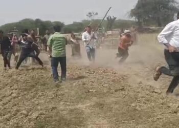 मथुरा में जमीन की नापतौल करने पहुंची राजस्व टीम को ग्रामीणों ने दौड़ा दौड़ा कर पीटा, लेखपाल व राजस्व निरीक्षक घायल