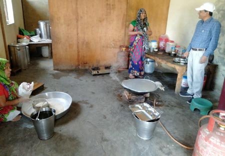 मथुरा में मिलावटी और दूषित खादय पदार्थ की जाँच को लेकर हो रही है ताबड़तोड़ कार्रवाई