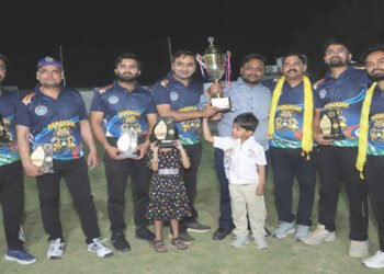 मथुरा में हुए डे नाईट क्रिकेट मैच में रमाकांत टाइगर्स 9 विकेट से मैच जीता