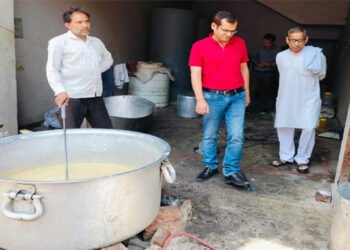 आगरा एवं मथुरा की मंडलीय सचल संयुक्त टीम ने की छापेमारी, मिलावटी दुग्ध पदार्थ बेचने वालो की आई शामत