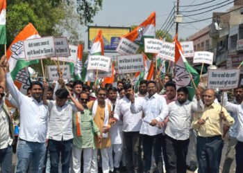 मथुरा में कांग्रेसियो ने प्राइवेट स्कूलों की मनमानी पर निकाला पैदल मार्च