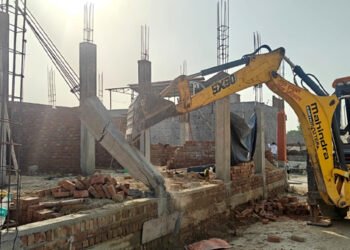 वृन्दावन में तीन कालौनी में विकास प्राधिकरण ने की ताबड़तोड़ ध्वस्तीकरण की कार्यवाही