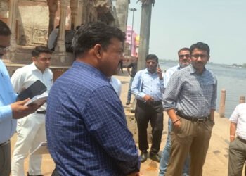 यमुना की सफाई के लिए प्रयागराज से मथुरा आई तकनीकी टीम, नगर आयुक्त के साथ किया घाटों का निरीक्षण