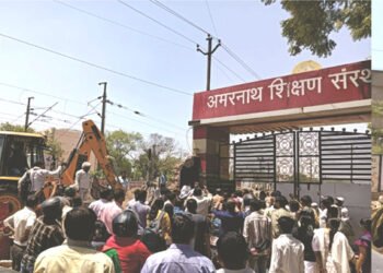 अमर नाथ स्कूल की रेल प्रशासन ने बिना सूचना के बुलडोजर से रौंदी दीवार