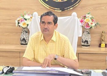 1180 छायादार- फलदार पौधे लगाने वालो को मथुरा डीएम ने दिए 28 शस्त्र लाइसेंस