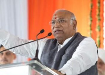 बदलाव की प्रतीक्षा में गुजरात, घर-घर तक पहुंचें कांग्रेस के लोग : खरगे