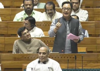 लोकसभा में वक्फ संशोधन बिल पेश, रिजिजू ने कहा- करोड़ों मुसलमान के साथ पूरा देश करेगा समर्थन