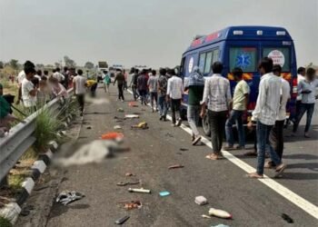 दिल्ली-मुंबई एक्सप्रेसवे पर सफाई कार्य में लगे कर्मचारियों को पिकअप ने मारी टक्कर, 6 की मौत, 5 घायल