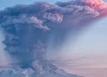 रूस के कामचटका प्रायद्वीप पर ज्वालामुखी फटा, राख का गुबार 4,000 मीटर तक पहुँचा