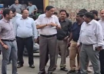 मथुरा को जल भराव से मुक्ति दिलाने के लिए डीएम ने किया नगर आयुक्त के साथ निरीक्षण, दी अतिक्रमणकारियों को कड़ी चेतावनी