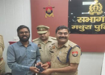 मथुरा में मंदिरो के आस पास से चोरी हुए 150 से अधिक मोबाईल फोन पुलिस ने घर घर कूरियर से पहुंचाने का किया प्रशसंनीय कार्य
