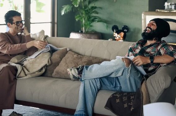 ‘रे ऑफ एंटरटेनमेंट’ टैग के साथ कार्तिक ने किया करण जौहर का मजेदार सम्मान