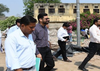 वृन्दावन में विकास कार्यों का नगर आयुक्त ने लिया जायजा, समय पर कार्य पूरा नहीं हुआ तो दी चेतावनी