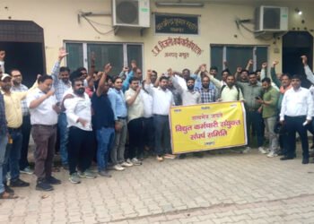 मथुरा सहित उत्तर प्रदेश के 42 जनपदों के बिजली के निजीकरण के विरोध में देश के 27 लाख बिजली कर्मी सड़कों पर उतरे