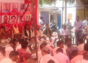 मथुरा में विद्युत कर्मचारियों का संघर्ष जारी, नहीं होने देंगे निजीकरण