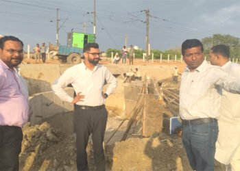 बीएसए की पुलिया पर चल रहे रेलवे विभाग के कार्य का नगर आयुक्त ने किया निरीक्षण