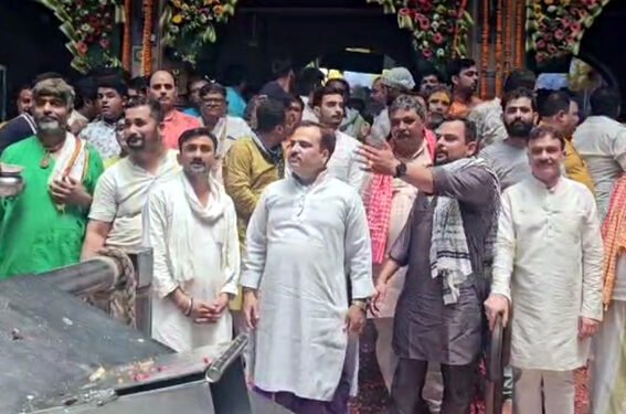 बांके बिहारी मंदिर कॉरिडोर और अध्यादेश का विरोध: मंदिर के सेवायतों ने जमकर की नारेबाजी , कहा किसी कीमत पर नहीं छोड़ेंगे मंदिर और वृंदावन