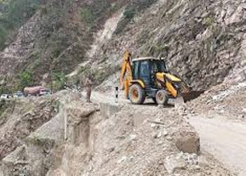 उत्तराखंड के रुद्रप्रयाग में भूस्खलन से दो तीर्थयात्रियों की मौत, चार घायल