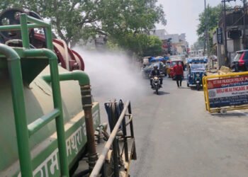 भीषण गर्मी में मथुरा वृंदावन की सड़कों पर ठंडे जल की फुहारों से बृजवासी हुए प्रफुल्लित