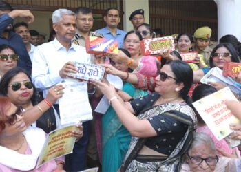 मथुरा में महिला संगठनों ने कमिश्नर-डीएम को कॉरिडोर निर्माण को सौंपी राधे राधे नाम की 251 ईंटें