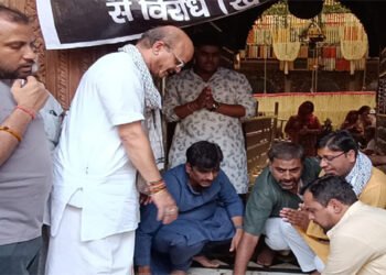 बांके बिहारी मंदिर कॉरिडोर को लेकर सेवायतों का विरोध जारी, देहरी पर इत्र सेवा कर अधिकारियों को सद्बुद्धि देने की प्रार्थना