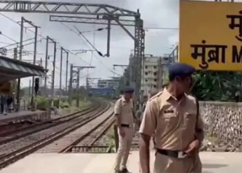 ठाणे में भीड़ की वजह से चलती ट्रेन से गिरे कई यात्री, 4 लोगों की मौतों