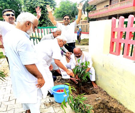 मधुवन एनक्लेव के पार्क में दर्जनों लोगों ने किया पौधरोपण