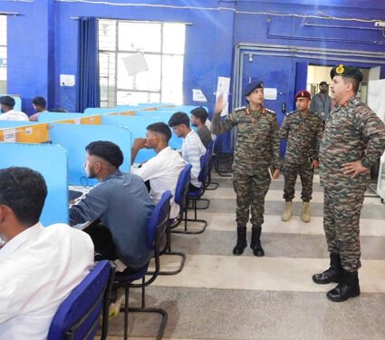 मथुरा में अग्निवीर भर्ती के लिए परीक्षा केंद्रों का मेजर जनरल तिवारी ने किया निरीक्षण