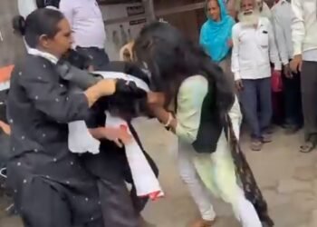 Mathura : कचहरी में दो महिला अधिवक्ताओं में हुआ घमासान , वीडियो वायरल