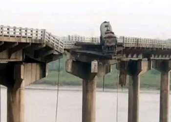 गुजरात के वडोदरा में पुल ढहने के बाद वाहन नदी में गिरे, नौ लोगों की मौत