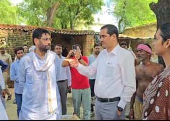 बाढ़ ग्रस्त इलाकों में डीएम का तीसरे दिन भी दौरा जारी, भिखारी से हाथ जोड़कर संवाद का वीडियो पूरे देश में हो रहा है तेजी से वायरल