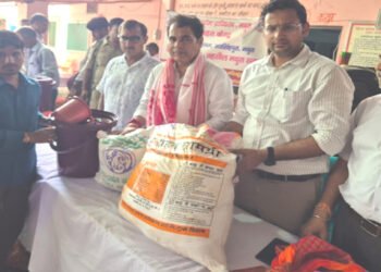 जयसिंहपुरा में बाढ़ पीड़ितों को विधायक और एसडीएम ने घरेलू सामान से भरे राशन बैग सौंपे