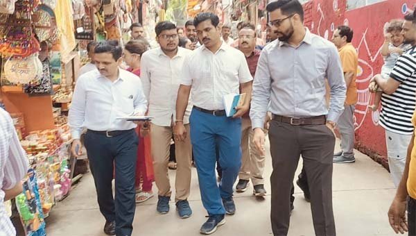 मथुरा में जन्माष्टमी की तैयारियां तेज , नगर आयुक्त ने किया जन्मभूमि के आसपास क्षेत्र का निरीक्षण