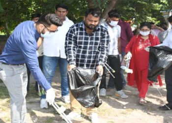 मथुरा-वृंदावन क्षेत्र में 156 घंटे महा सफाई अभियान का हुआ आगाज , नगर आयुक्त ने लगाई झाड़ू