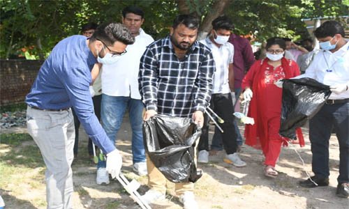 मथुरा-वृंदावन क्षेत्र में 156 घंटे महा सफाई अभियान का हुआ आगाज , नगर आयुक्त ने लगाई झाड़ू