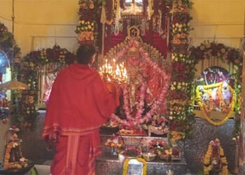 अष्टमी और नवमी तिथि के मिलन की बेला में हुई श्री कात्यायनी मंदिर में संधि आरती , दर्शनों को उमड़ा जन सैलाब