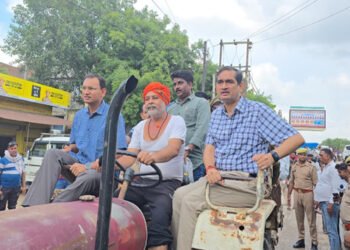 मथुरा में यमुना नदी की बाढ़ ने 2023 की बाढ़ का रिकॉर्ड तोड़ा, डीएम एसएसपी ने ट्रैक्टर पर सवार होकर देखी व्यवस्थाएं