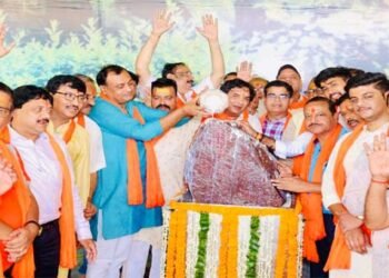 श्रीगिरिराज महाराज का पंचरत्नम महाभिषेक कर निहाल हुए भक्त