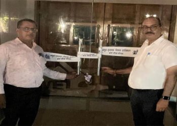 मुख्यमंत्री की डांट के बाद विकास प्राधिकरण के अधिकारी दौड़े, वृंदावन में हरे कृष्णा आर्किड कॉलोनी में की सील की कार्रवाई