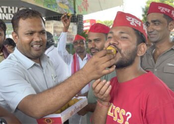 23 महीने बाद आजम खान की रिहाई पर समाजवादी पार्टी फ्रंटल संगठनों ने मथुरा में बांटी मिठाई
