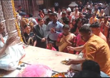 राष्ट्रपति बिहारी जी के दर्शन कर हुई प्रफुल्लित, बड़ा घी का दीपक किया अर्पित