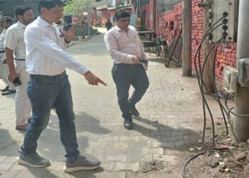 राष्ट्रपति के आगमन को लेकर विद्युत अधिकारियों ने प्राचीन कुब्जा श्रीकृष्ण मंदिर एवं होली गेट क्षेत्र का किया निरीक्षण