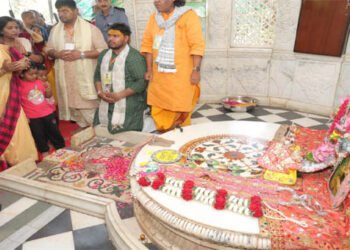 वृंदावन के निधिवन राज मंदिर में राष्ट्रपति हुई मन्त्र मुग्ध, प्रसाद स्वरूप मिली चांदी की बांसुरी